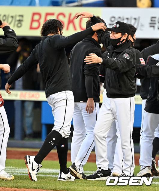 KT 이강철 감독과 쿠에바스가 창단 첫 정규시즌 우승을 기뻐하고 있다. 2021.10.31 /OSEN DB