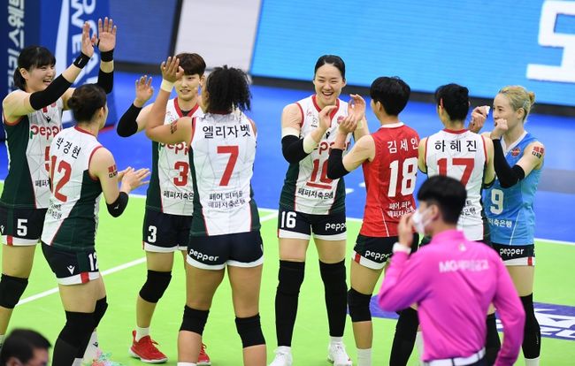 페퍼저축은행이 9일 화성 원정에서 창단 첫 승리를 거뒀다. / KOVO