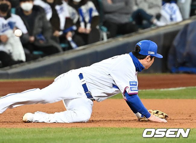 2회초 2사 1,2루에서 삼성 이원석이 두산 정수빈의 땅볼 타구를 놓치고 있다. 2021.11.09 /sunday@osen.co.kr