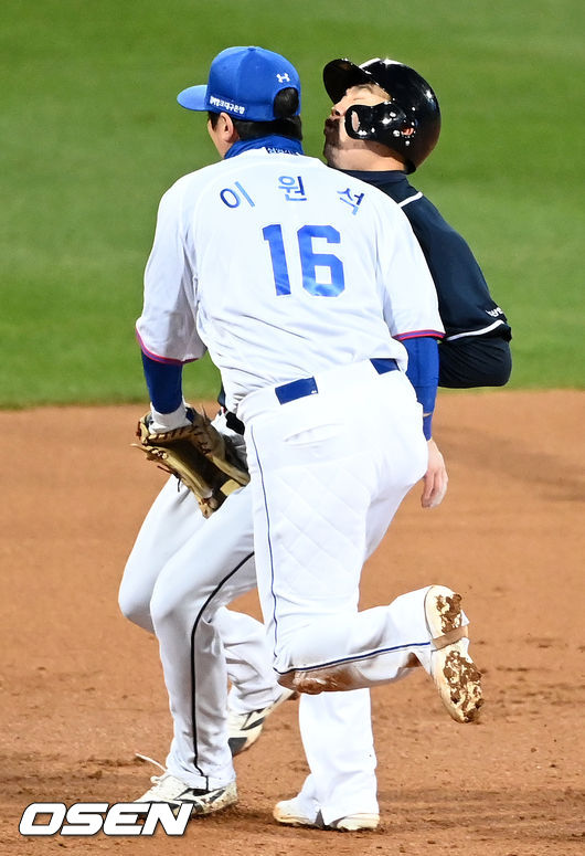 2회초 2사 1,2루에서 실책을 범한 삼성 이원석이 2루주자 박계범과 충돌하고 있다. 2021.11.09 /rumi@osen.co.kr