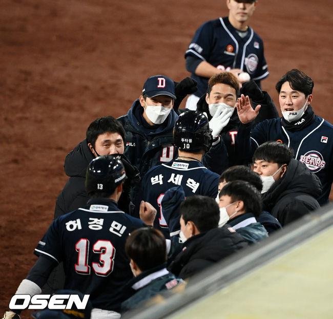 2회초 2사 주자 만루 두산 강승호의 중견수 앞 동점 2타점 적시타때 홈을 밟은 허경민과 박세혁이 덕아웃에서 동료들의 축하를 받고 있다. 2021.11.09 /rumi@osen.co.kr