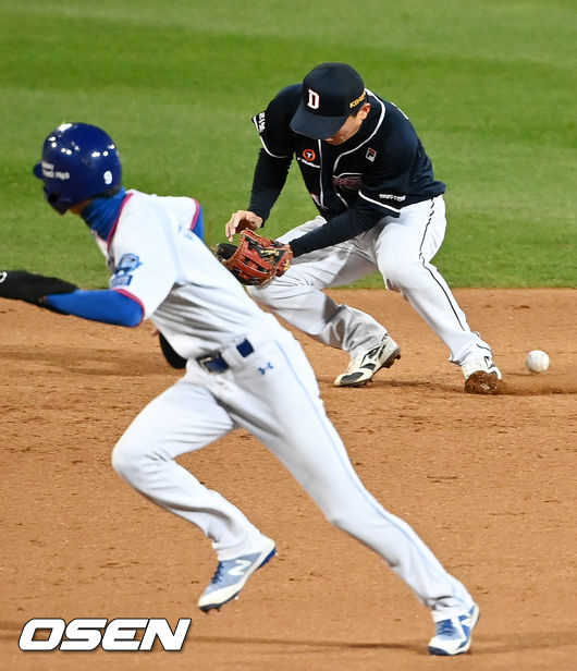 6회말 1사 주자 1,2루 삼성 강한울의 유격수 앞 땅볼때 두산 박계범이 실책을 범하고 있다.2021.11.09 /rumi@osen.co.kr