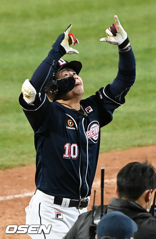 9회초 2사 두산 박세혁이 우월 솔로 홈런을 날린 후 홈을 밟고 있다. 2021.11.09 /rumi@osen.co.kr