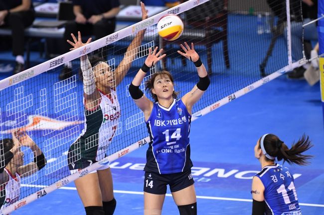 IBK는 9일 화성종합실내체육관에서 열린 2021-2022 도드람 V리그 정규시즌 1라운드 페퍼저축은행과 경기에서 세트 스코어 1-3(21-25, 21-25, 25-22, 23-25)으로 졌다. 시즌 첫 승에 실패, 1라운드 전패로 최하위에 머물렀다./ KOVO 제공