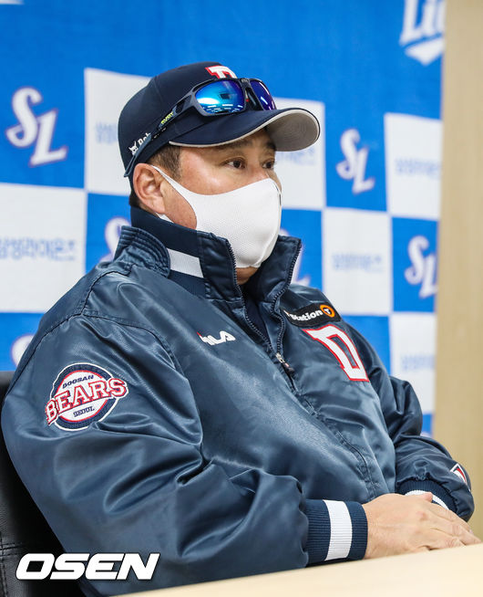 경기 전 두산 김태형 감독이 인터뷰를 하고 있다. 2021.11.09 /rumi@osen.co.kr