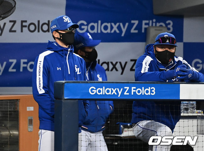 9일 오후 대구 삼성라이온즈파크에서 '2021 신한은행 SOL KBO 리그' 포스트시즌 플레이오프(PO) 1차전 삼성 라이온즈와 두산 베어스의 경기가 진행됐다.8회초 삼성 허삼영 감독이 경기를 바라보고 있다. 2021.11.09 /sunday@osen.co.kr