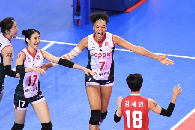 페퍼저축은행은 9일 화성종합실내체육관에서 열린 2021-2022 도드람 V리그 정규시즌 1라운드 IBK와 경기에서 세트 스코어 3–1(25-21, 25-21, 22-25, 25-23)로 이겼다. / KOVO 제공