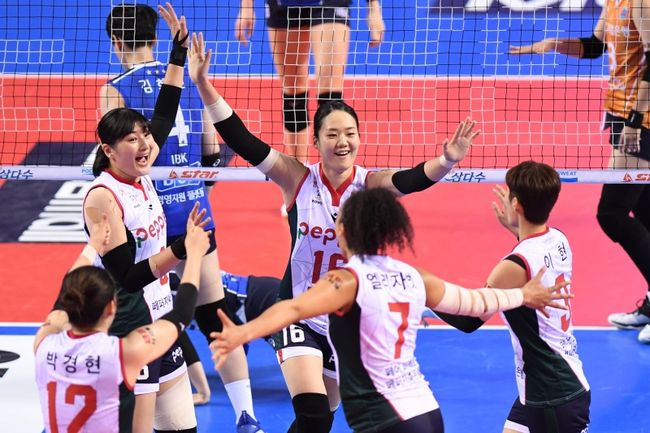 페퍼저축은행이 9일 창단 첫 승을 거뒀다. / KOVO 제공