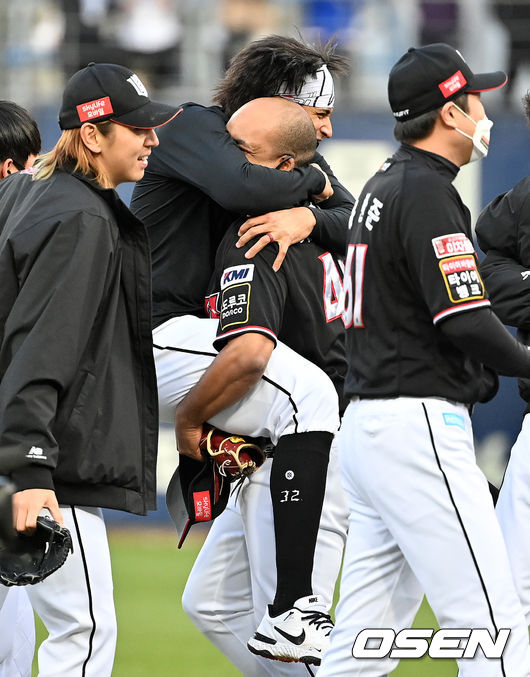 KT 쿠에바스와 데스파이네가 정규리그 우승 확정 후 기뻐하고 있다. 2021.10.31 /OSEN DB