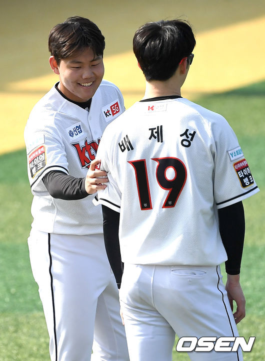 KT 소형준과 배제성이 러닝 훈련 중 대화를 나누고 있다. /OSEN DB