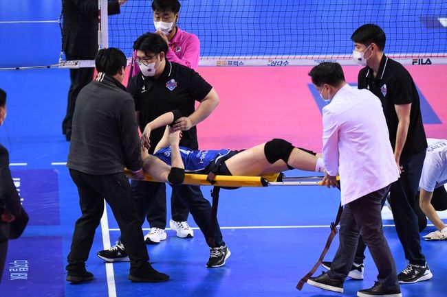 IBK는 9일 화성종합실내체육관에서 열린 2021-2022 도드람 V리그 정규시즌 1라운드 페퍼저축은행과 경기에서 세트 스코어 1-3(21-25, 21-25, 25-22, 23-25)으로 졌다. / KOVO 제공