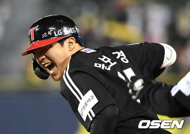 LG 문보경이 안타를 때린 후 환호하고 있다./OSEN DB