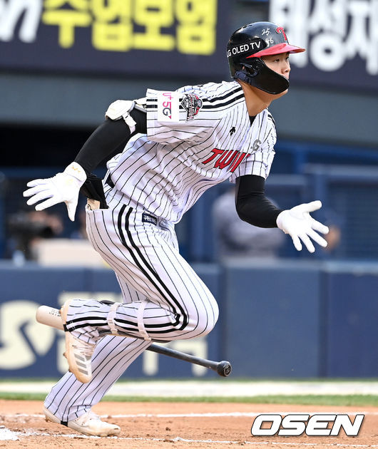 LG 신인 이영빈이 선두타자로 나와 2루타로 출루하고 있다. /OSEN DB