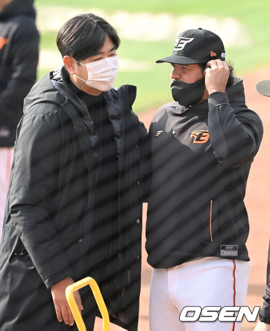 한화 정민철 단장(왼쪽)과 수베로 감독이 마무리캠프 첫 미팅을 앞두고 인사를 나누고 있다./OSEN DB