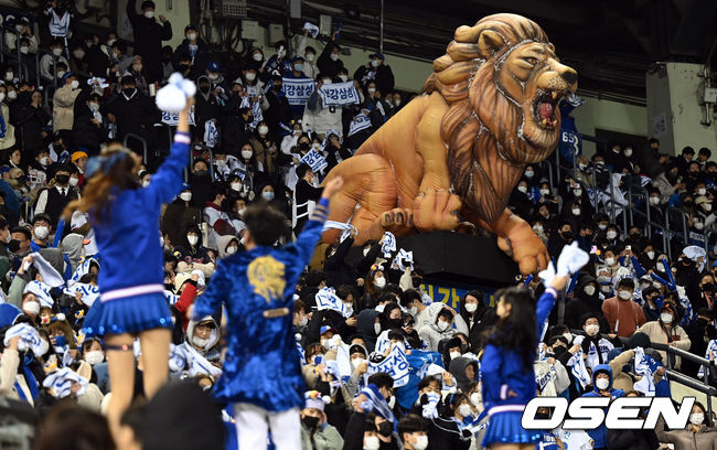 삼성 팬들이 응원을 펼치고 있다. 2021.11.10 /cej@osen.co.kr