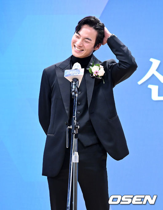 10일 오후 서울 순화동 KG타워 하모니홀에서 제41회 한국영화평론가협회상(영평상) 시상식이 열렸다.<br /><br />남우조연상을 수상한 ‘메이드 인 루프탑’ 배우 이홍내가 소감을 말하고 있다. 2021.11.10 /jpnews@osen.co.kr