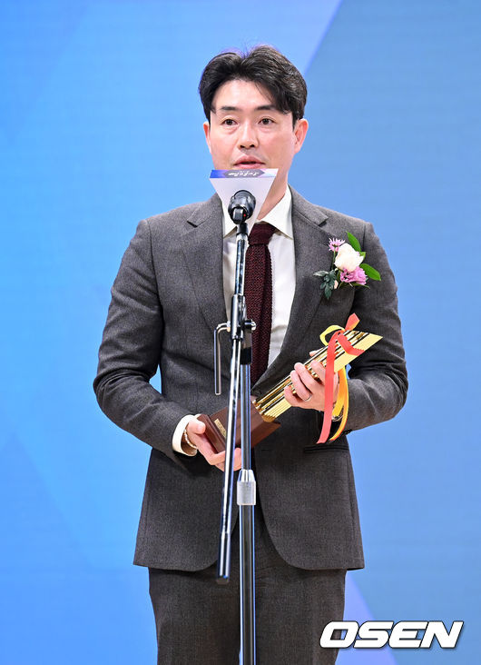 10일 오후 서울 순화동 KG타워 하모니홀에서 제41회 한국영화평론가협회상(영평상) 시상식이 열렸다.<br /><br />감독상을 수상한 ‘모가디슈’ 류승완 감독이 소감을 말하고 있다. 2021.11.10 /jpnews@osen.co.kr