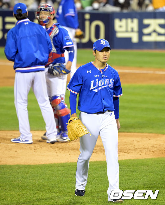 10일 오후 서울 잠실야구장에서 '2021 신한은행 SOL KBO 리그' 포스트시즌 플레이오프(PO) 2차전 두산 베어스와 삼성 라이온즈의 경기가 열렸다.2회말 1사 2루 삼성 선발 백정현이 두산 김재호에게 달아나는 1타점 적시 3루타를 허용한 뒤 강판되고 있다.  2021.11.10 /cej@osen.co.kr