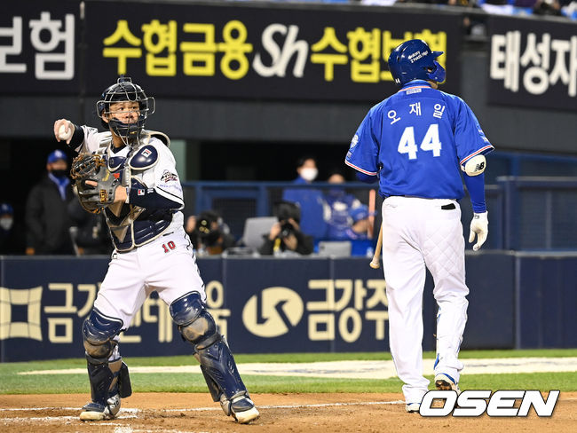 7회초 2사 1,2루에서 삼성 오재일이 포수 스트라이크 낫아웃으로 물러나고 있다. 2021.11.10 /sunday@osen.co.kr