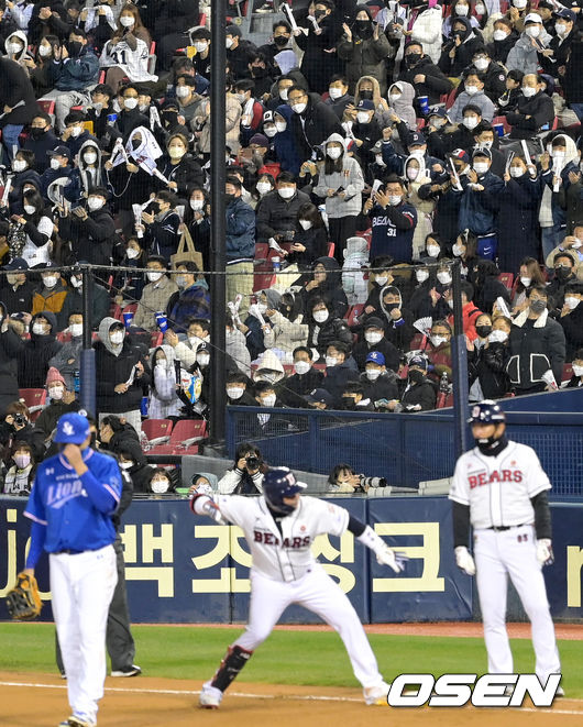 10일 오후 서울 잠실야구장에서 '2021 신한은행 SOL KBO 리그' 포스트시즌 플레이오프(PO) 2차전 두산 베어스와 삼성 라이온즈의 경기가 열렸다.5회말 1사 두산 페르난데스의 안타에 두산 팬들이 박수를 보내고 있다. 4타수 4안타를 기록하는 페르난데스. 2021.11.10 /cej@osen.co.kr