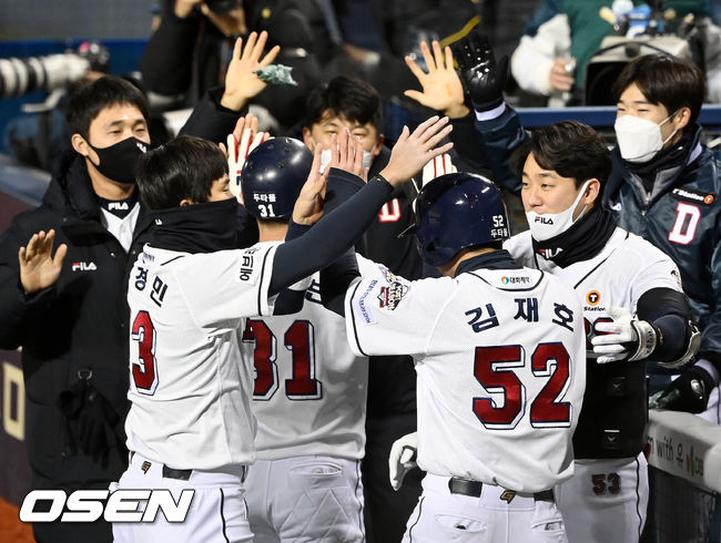 2회말 1사 주자 1,3루 두산 페르난데스의 좌익수 뒤 2타점 적시 2루타때 홈을 밟은 정수빈과 김재호가 덕아웃에서 축하를 받고 있다. .2021.11.10 /rumi@osen.co.kr