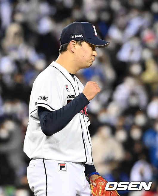 6회초 2사 1루에서 삼성 김헌곤을 내야땅볼로 처리한 두산 이영하가 환호하고 있다. 2021.11.10 /sunday@osen.co.kr