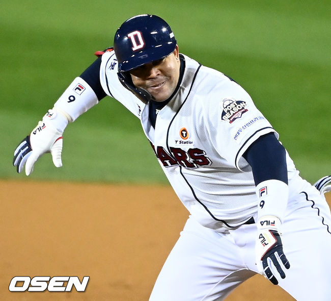 3회말 2사 주자 1,2루 두산 페르난데스가 좌중간 1타점 적시타를 날린 후 1루에서 기뻐하고 있다.2021.11.10 /rumi@osen.co.kr