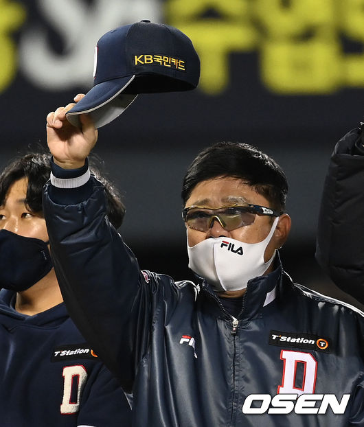 두산은 10일 잠실구장에서 열린 삼성과의 플레이오프 2차전에서 11-3으로 크게 이겼다. 1,2차전을 쓸어 담으며 7년 연속 한국시리즈 진출의 쾌거를 이뤘다. 반면 삼성은 6년 만에 가을 무대를 밟았지만 이틀 만에 막을 내렸다.경기 종료 후 두산 김태형 감독이 관중석을 향해 모자를 벗어 인사하고 있다. 2021.11.10 /sunday@osen.co.kr