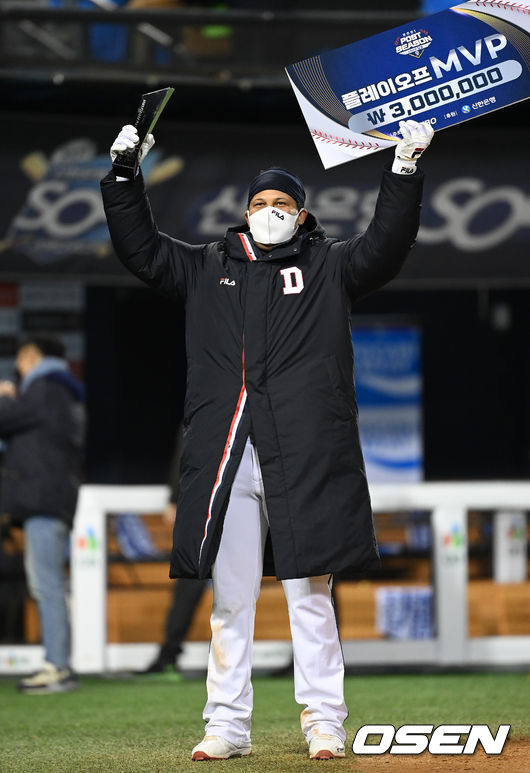 두산은 10일 잠실구장에서 열린 삼성과의 플레이오프 2차전에서 11-3으로 크게 이겼다. 1,2차전을 쓸어 담으며 7년 연속 한국시리즈 진출의 쾌거를 이뤘다. 반면 삼성은 6년 만에 가을 무대를 밟았지만 이틀 만에 막을 내렸다.경기 종료 후 플레이오프 MVP에 선정된 두산 페르난데스가 기념촬영을 하고 있다. 2021.11.10 /sunday@osen.co.kr