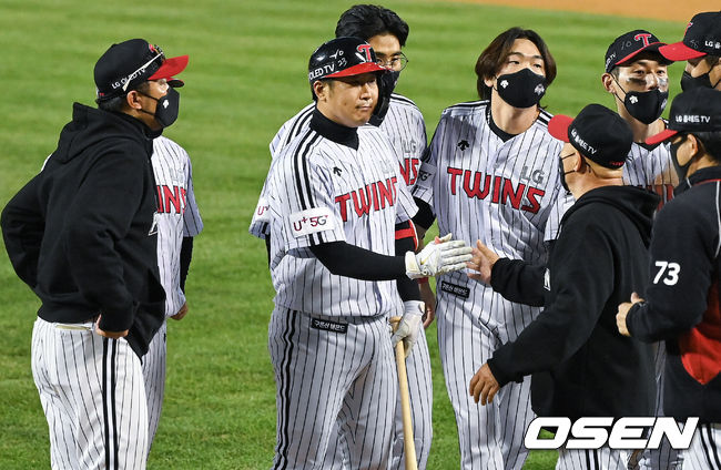 준플레이오프 3차전이 끝나고 LG 이성우가 선수들로부터 격려받고 있다. /OSEN DB