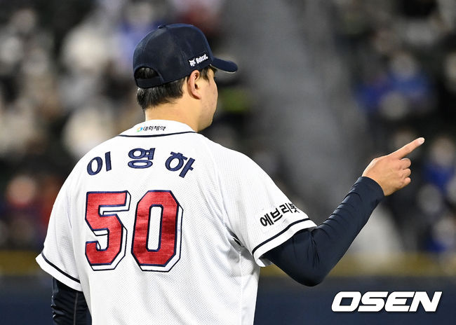 4회초 2사 1,3루에서 삼성 이영하가 박해민을 땅볼로 처리하고 수비진을 향해 손짓을 하고 있다. 2021.11.10 /sunday@osen.co.kr