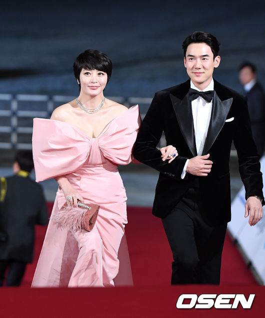 21일 오후 인천 중구 파라다이스시티에서 ‘제 40회 청룡영화상’ 레드카펫 행사가 진행됐다.배우 김혜수와 유연석이 레드카펫을 밟고 있다. /sunday@osen.co.kr