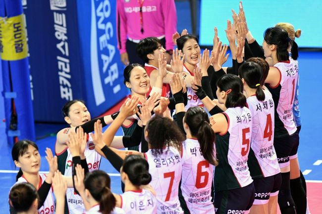 페퍼저축은행 배구단은 11일 “창단 첫 승을 기념해 오는 13일 광주 홈경기 관중 입장 수익금 전액을 연고지인 광주·호남지역 유소년 배구 발전을 위해 기부하기로 결정했다”고 밝혔다. / 페퍼저축은행 제공