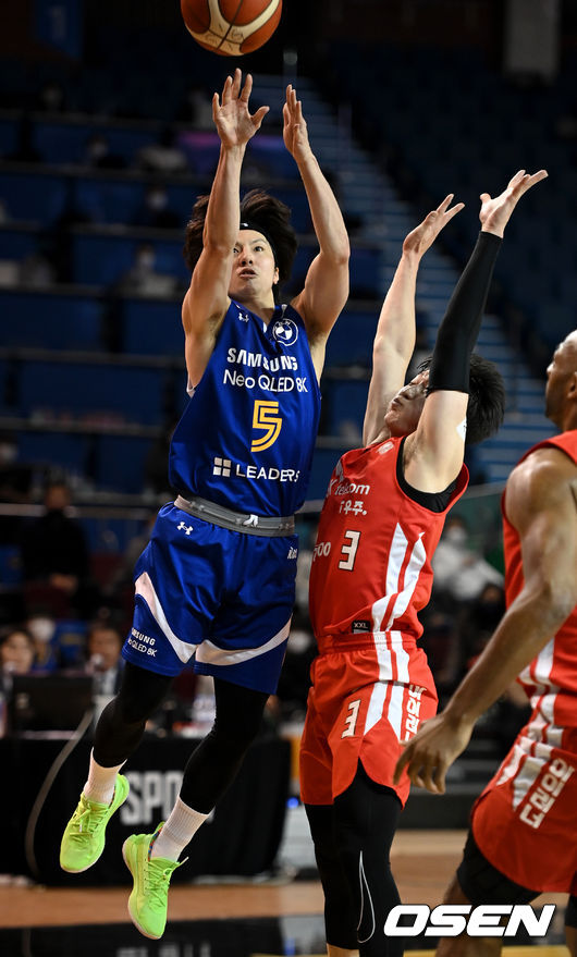 11일 오후 서울 송파구 잠실실내체육관에서 '2021-2022 KGC인삼공사 정관장 프로농구' 서울 삼성과 서울 SK의 경기가 열렸다.2쿼터 삼성 김시래가 슛을 시도하고 있다. 2021.11.11 /cej@osen.co.kr