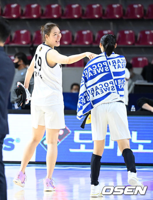 KB스타즈는 11일 용인실내체육관에서 열린 삼성생명 2021-2022 여자프로농구 정규리그 2라운드 첫 경기에서 용인 삼성생명 블루밍스를 76-65로 이겼다.경기 종료 후 KB스타즈 박지수와 강이슬이 승리의 기쁨을 나누고 있다. 2021.11.11 / sunday@osen.co.kr