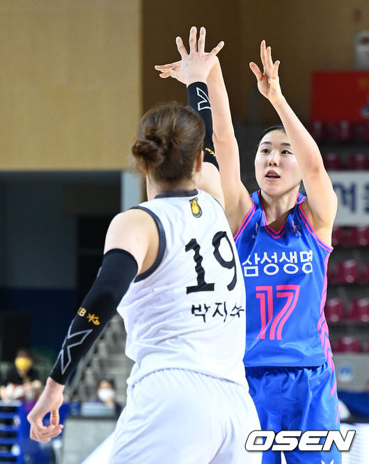 KB스타즈는 11일 용인실내체육관에서 열린 삼성생명 2021-2022 여자프로농구 정규리그 2라운드 첫 경기에서 용인 삼성생명 블루밍스를 76-65로 이겼다.4쿼터 삼성생명 강유림이 슛을 시도하고 있다. 2021.11.11 / sunday@osen.co.kr