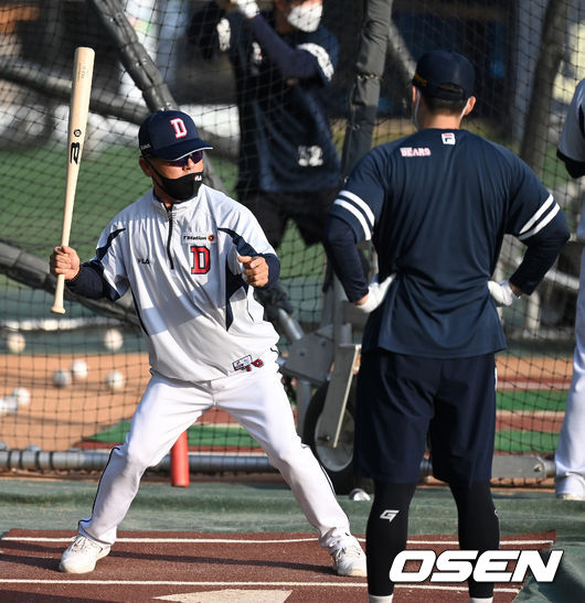 5일 오후 서울 잠실야구장에서 '2021 신한은행 SOL KBO 리그' 포스트시즌 두산 베어스와 LG 트윈스의 준플레이오프(준PO) 2차전이 열릴 예정이다.경기에 앞서 두산 이정훈 코치가 양석환을 지도하고 있다. 2021.11.05 /sunday@osen.co.kr