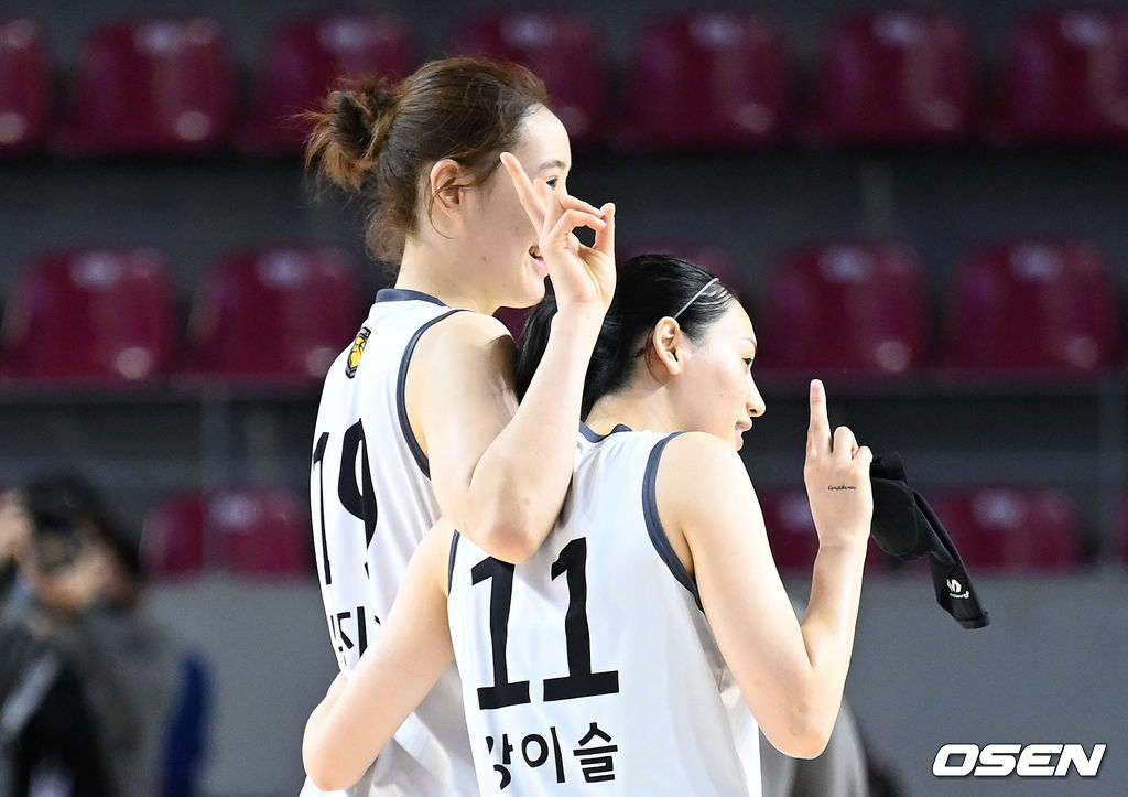 11일 경기도 용인실내체육관에서 열린 ‘삼성생명 2021~2022 여자프로농구’ 삼성생명과 KB스타즈의 경기, 종료 후 KB스타즈 박지수와 강이슬이 기념촬영을 하고 있다. 2021.11.11 / sunday@osen.co.kr