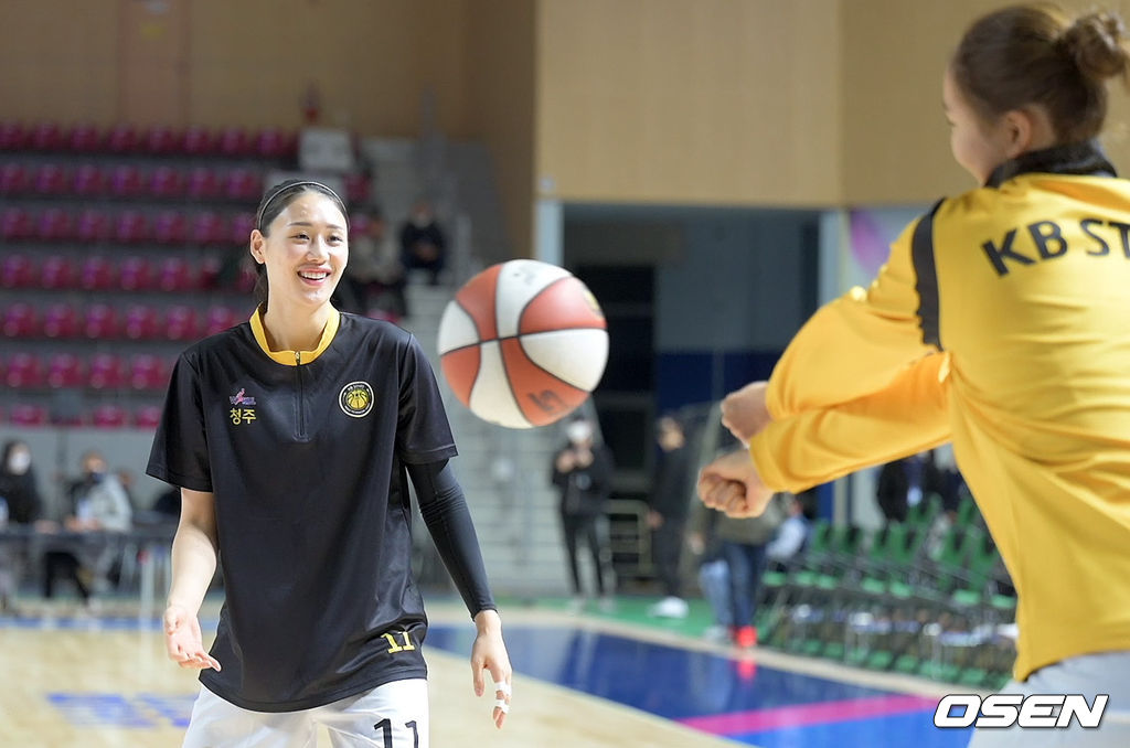 11일 경기도 용인실내체육관에서 열린 ‘삼성생명 2021~2022 여자프로농구’ 삼성생명과 KB스타즈의 경기, 시작 전 KB스타즈 강이슬과 박지수가 장난을 치며 미소짓고 있다. 2021.11.11 / sunday@osen.co.kr