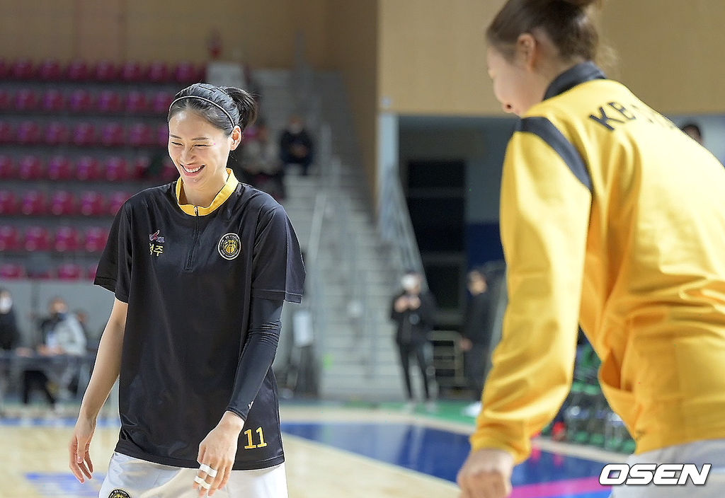 11일 경기도 용인실내체육관에서 열린 ‘삼성생명 2021~2022 여자프로농구’ 삼성생명과 KB스타즈의 경기, 시작 전 KB스타즈 강이슬과 박지수가 장난을 치며 미소짓고 있다. 2021.11.11 / sunday@osen.co.kr