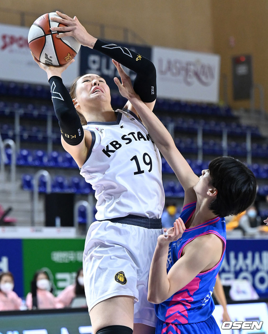 11일 경기도 용인실내체육관에서 열린 ‘삼성생명 2021~2022 여자프로농구’ 삼성생명과 KB스타즈의 경기, 1쿼터 KB스타즈 박지수가 슛을 시도하고 있다. 2021.11.11 / sunday@osen.co.kr