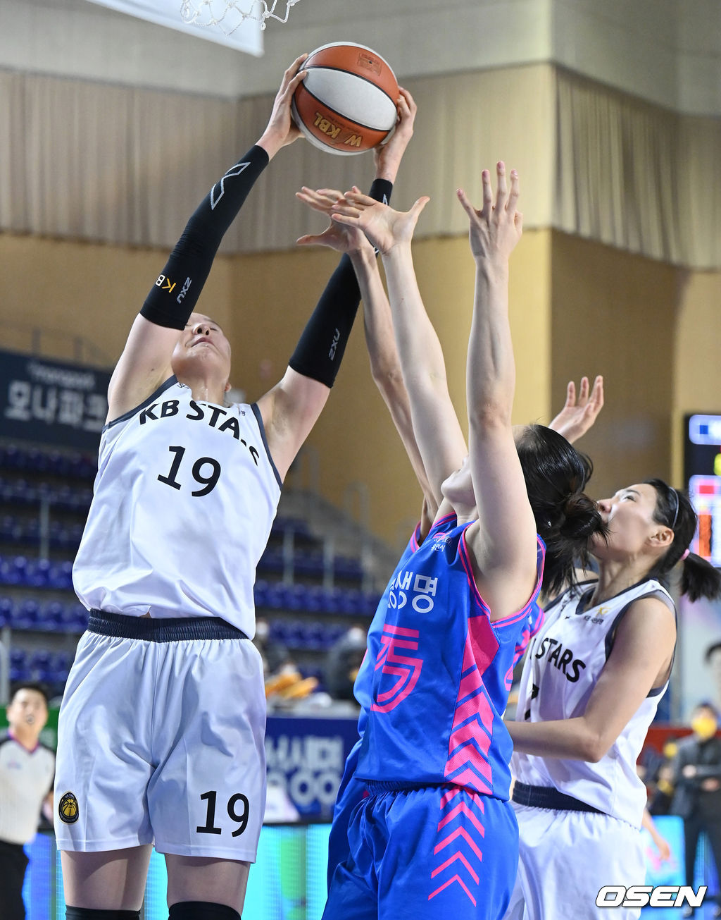 11일 경기도 용인실내체육관에서 열린 ‘삼성생명 2021~2022 여자프로농구’ 삼성생명과 KB스타즈의 경기, 4쿼터 KB스타즈 박지수가 리바운드를 차지하고 있다. 2021.11.11 / sunday@osen.co.kr