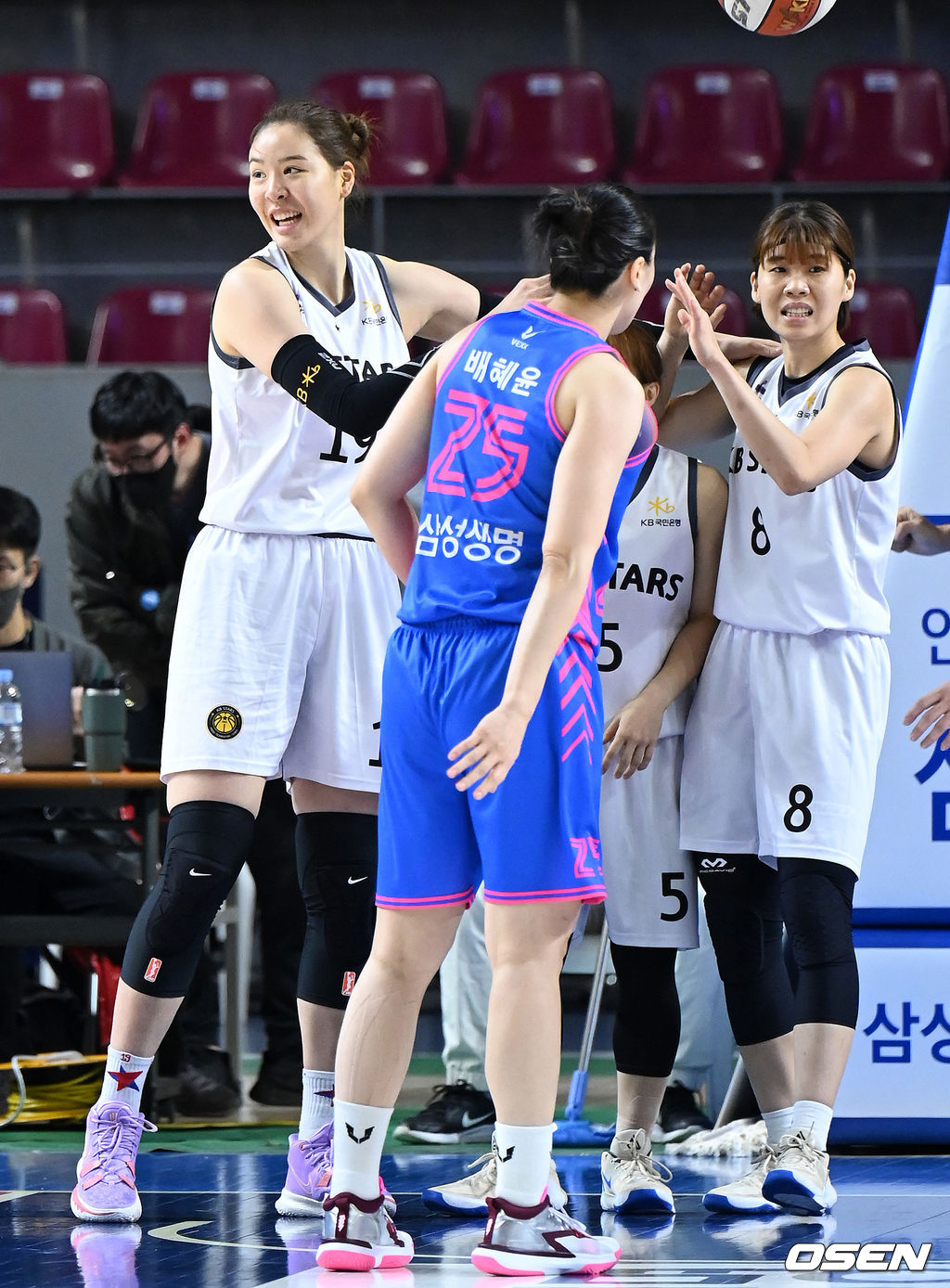 11일 경기도 용인실내체육관에서 열린 ‘삼성생명 2021~2022 여자프로농구’ 삼성생명과 KB스타즈의 경기, 1쿼터 KB스타즈 박지수가 반칙을 얻어낸 후 동료들과 환호하고 있다. 2021.11.11 / sunday@osen.co.kr