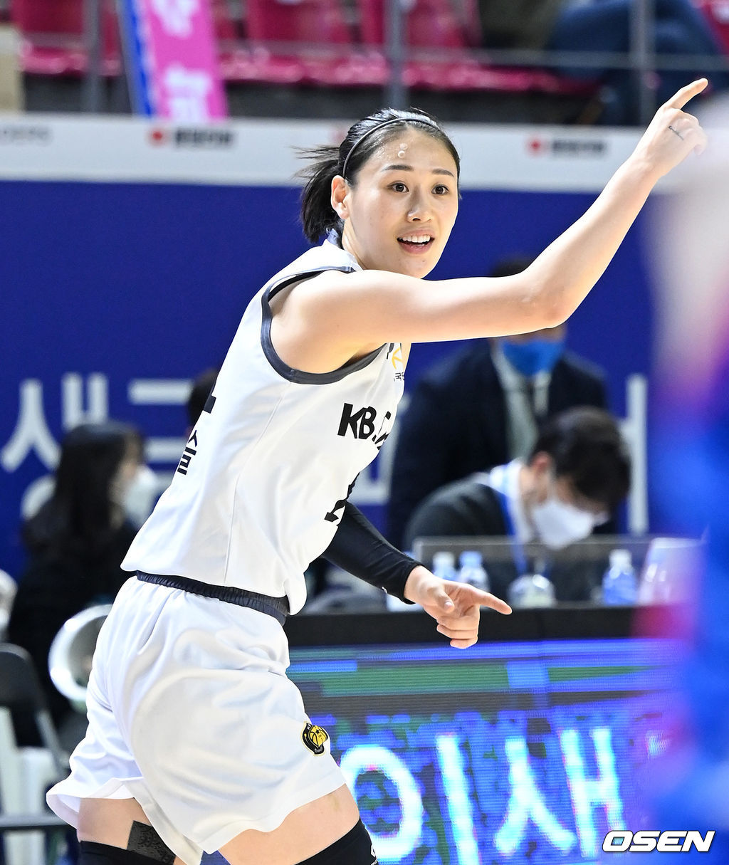 11일 경기도 용인실내체육관에서 열린 ‘삼성생명 2021~2022 여자프로농구’ 삼성생명과 KB스타즈의 경기, 1쿼터 KB스타즈 강이슬이 3점슛을 성공시키고 환호하고 있다. 2021.11.11 / sunday@osen.co.kr