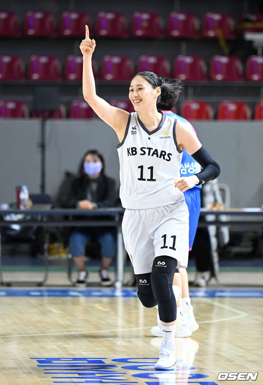 11일 경기도 용인실내체육관에서 열린 ‘삼성생명 2021~2022 여자프로농구’ 삼성생명과 KB스타즈의 경기, 3쿼터 KB스타즈 강이슬이 3점슛을 성공시키고 환호하고 있다. 2021.11.11 / sunday@osen.co.kr