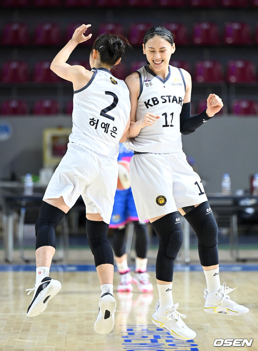 11일 경기도 용인실내체육관에서 열린 ‘삼성생명 2021~2022 여자프로농구’ 삼성생명과 KB스타즈의 경기, 3쿼터 KB스타즈 강이슬이 3점슛을 성공시키고 허예은과 환호하고 있다. 2021.11.11 / sunday@osen.co.kr