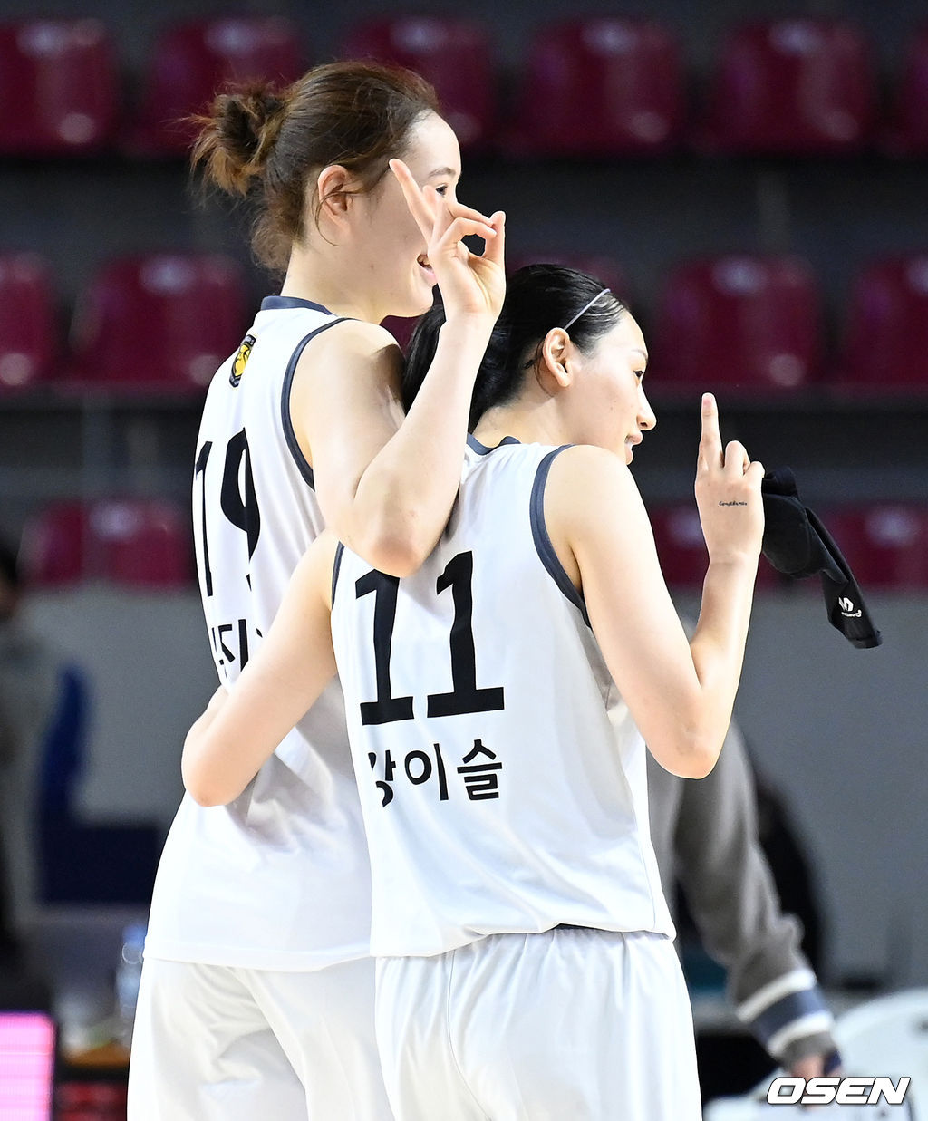 11일 경기도 용인실내체육관에서 열린 ‘삼성생명 2021~2022 여자프로농구’ 삼성생명과 KB스타즈의 경기, 종료 후 KB스타즈 박지수와 강이슬이 승리의 기쁨을 나누고 있다. 2021.11.11 / sunday@osen.co.kr