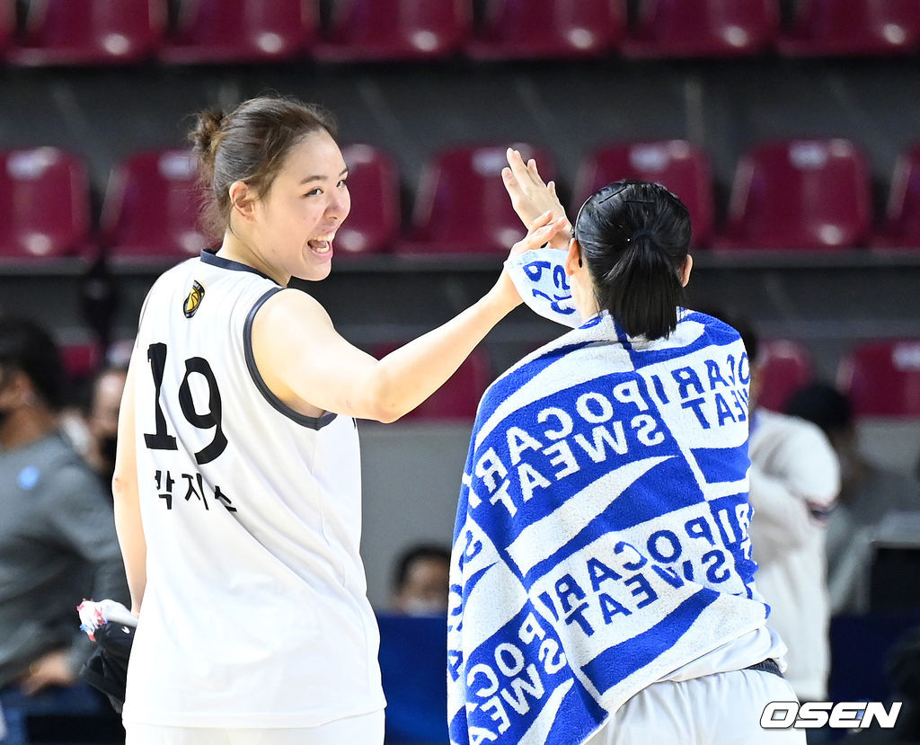 11일 경기도 용인실내체육관에서 열린 ‘삼성생명 2021~2022 여자프로농구’ 삼성생명과 KB스타즈의 경기, 종료 후 KB스타즈 박지수와 강이슬이 승리의 기쁨을 나누고 있다. 2021.11.11 / sunday@osen.co.kr