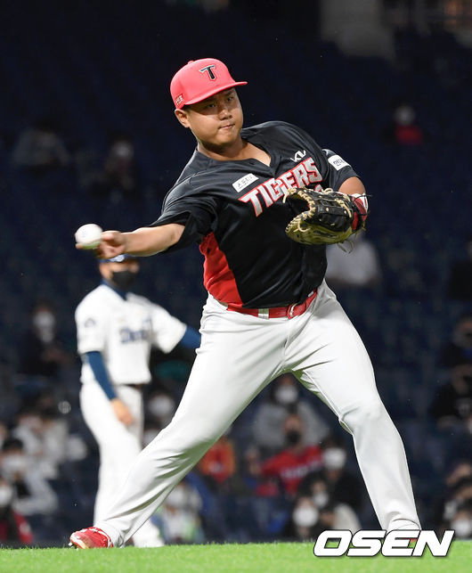 KIA 타이거즈 1루수 황대인이 송구를 하고 있다./OSEN DB