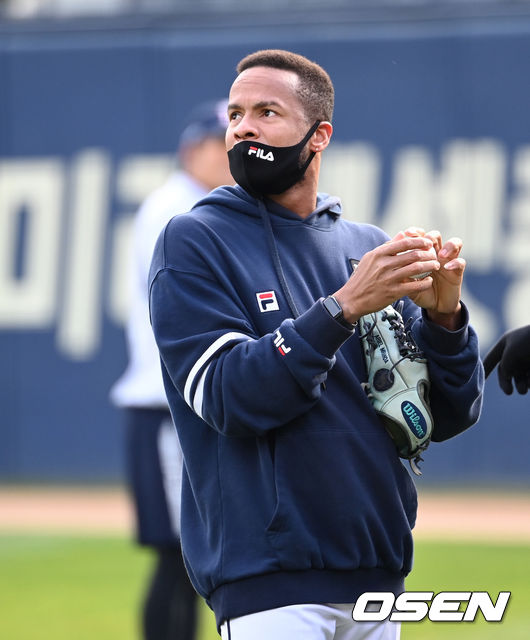 10일 오후 서울 잠실야구장에서 '2021 신한은행 SOL KBO 리그' 포스트시즌 플레이오프(PO) 2차전 두산 베어스와 삼성 라이온즈의 경기가 열릴 예정이다.경기에 앞서 두산 미란다가 훈련을 하고 있다. 2021.11.10 /sunday@osen.co.kr